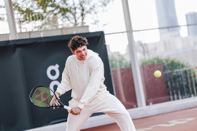 展现了他在 展现了他在